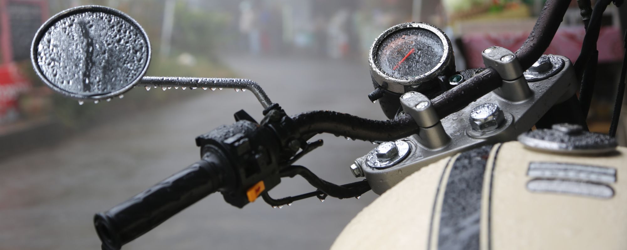 ROKKER - die Schweizer Premium-Brand für Motorradbekleidung - gibt in diesem Blog hilfreiche Tipps rund um das Thema Motorrad im Regen fahren.